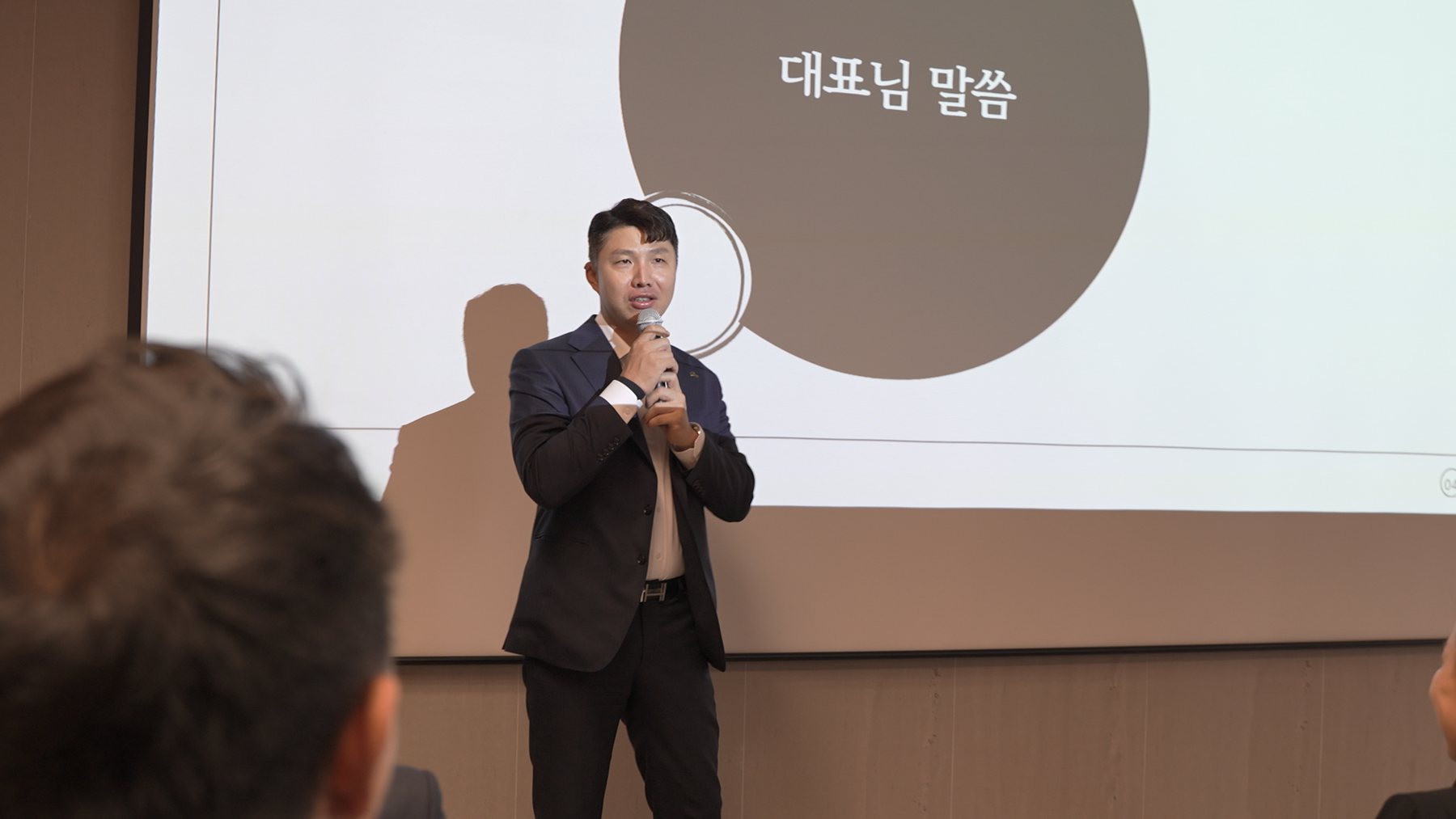 임직원 앞에서 이야기하는 김주환 대표