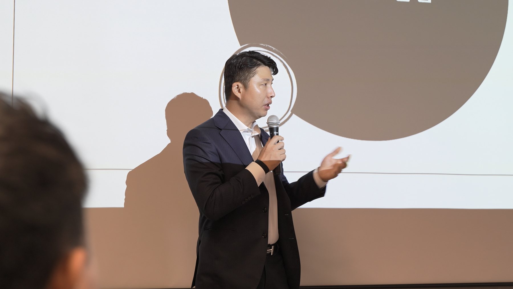마이크를 들고 설명하는 김주환 대표